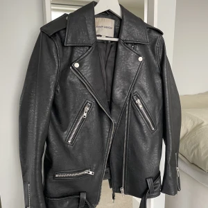 Faux leather jacket, Carin Wester - Säljer skinnjacka från Carin Wester då jag köpt en ny. Storlek 34 men passar även en 36 (jag är 36-38). Använd men i väldigt fint skick! Ända märkbara tecken på användning är lappen i nacken i insidan på jackan!