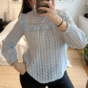 Ljusblå blus - Ljusblå blus med knäppning i nacken