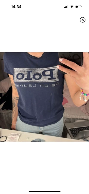 Ralph lauren t-shirt - En marinblå t-shirt i märker Ralph lauren. Storlek Xs passar även S. Köpt på fribergs.