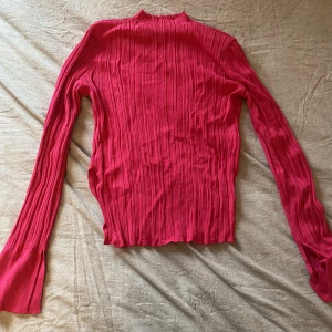 Rosa topp Gina XL - Rosa topp med slits på sidan o på armarna. 