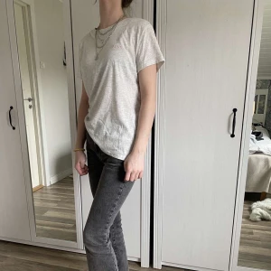 Söt liten t-shirt❤️ - Söt t-shirt från H&M med tycket ”love”. Använts ca 5ggr