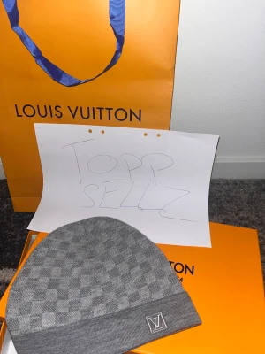 Louis Vuitton mössa  - Oanvänd  Lv låda och LV påse medföljer Kvitto finns  OBS! Gör inga byten 