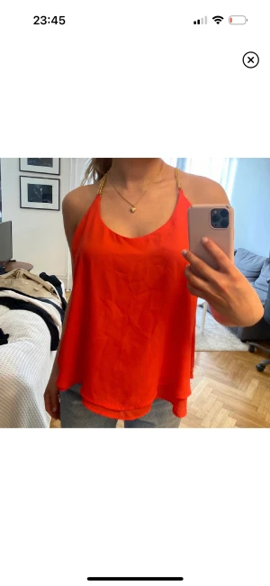 Linne - Rött fint linne med guldiga detaljer, strl S o fint skick!🙏🏼