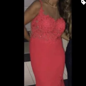 Rödfestklänning  - Fin som ny 