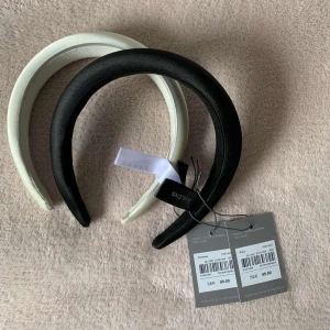 Hårband  - Säljer dessa söta hårband från Åhlens, aldrig använda med prislappen kvar 💓 Köp båda för 150kr och 1 för 99!
