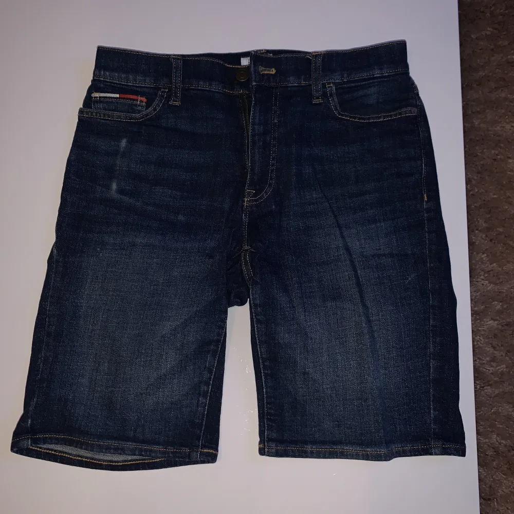Jeans shorts från Tommy hilfiger. Lite solblekta vid höger framficka från telefonen men annars i väldigt gott skick, 8,5/10. Storlek 28 i midjan och på längden passar de allt från 170-180.. Shorts.
