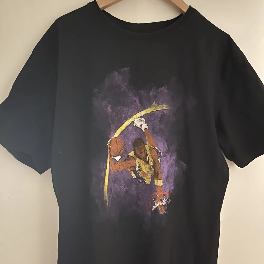 Oversize t-shirt med Kobe bryant tryck från Mister tee. Ny pris ca 300-400kr Nästan aldrig använd . T-shirts.