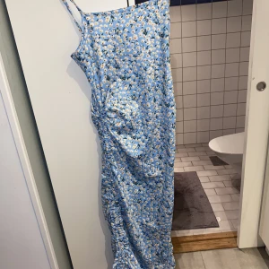 Blommig klänning - Blommig blå klänning i xs. Men funkar för s/m med men lite tightare
