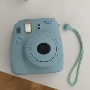 Säljer min älskade kamera för den aldrig används. Du får även med en väska till som du kan bära den i :)