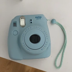Instax mini 8 - Säljer min älskade kamera för den aldrig används. Du får även med en väska till som du kan bära den i :)