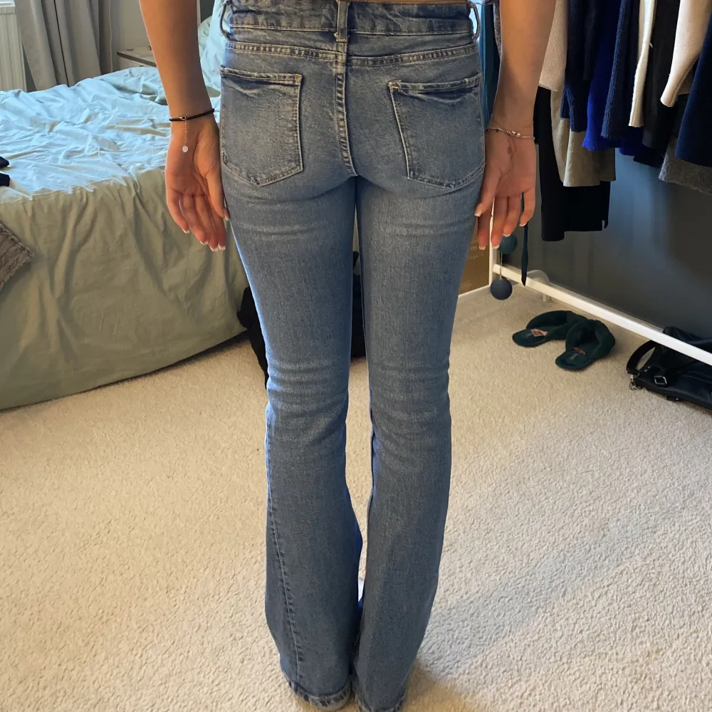 Low/mid waist Jeans från bershka, köpta för 1,5 år sedan. Bra längd på mig som är 165!! Nypris: 399kr. Jeans & Byxor.