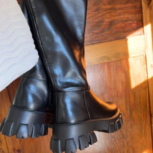 Boots - Säljer ett par höga boots i storlek 37! Dem är inte riktigt min stil så jag säljer dem helt oanvända 🔥 (nypris 449:-)