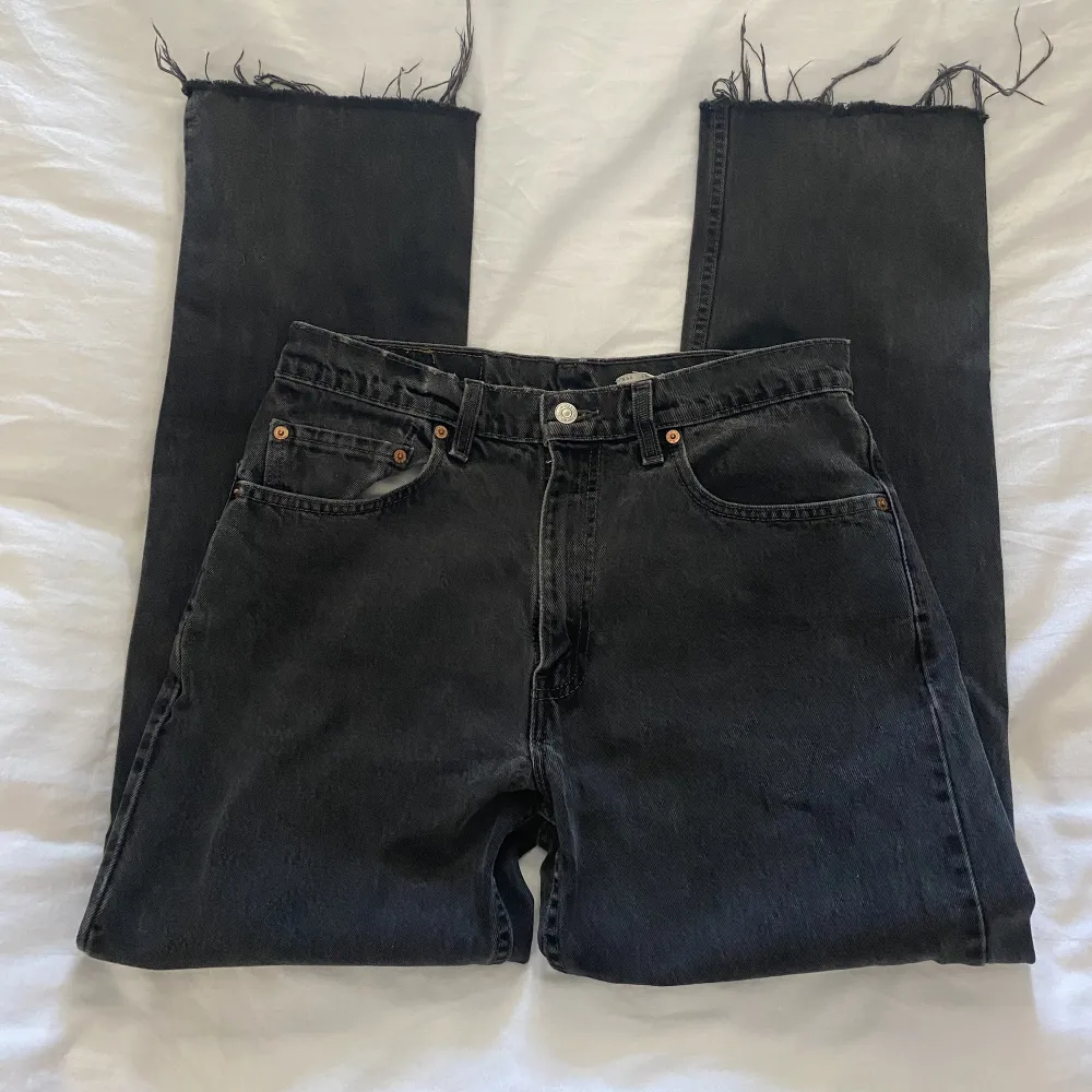 Sjukt snygga Levis jeans 505 i den perfekta svart/gråa tvätten. Knappt använda. Jeans & Byxor.