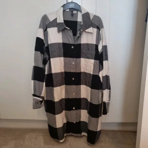Skjortklänning H&m - Rutig skjortklänning i flanell. Mjuk och skön, normal i storleken. Aldrig använd.