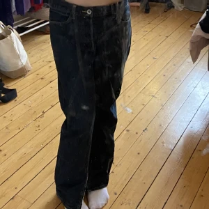 Straight leg jeans med stjärnor  - Ett par straight leg jeans med stjärnor på bakfickorna som jag har målat själv, har även rivit upp sömmarna längst ner så de ska få en mer flared look 