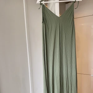 Grön långsknning  - Långklänning från HM 