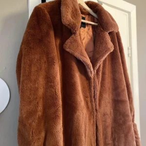 Kappa i fejkpäls från Rut&Circle - Kappa i fejkpäls som använts måttligt, i bra skick. Är i strl L men passar även en M.