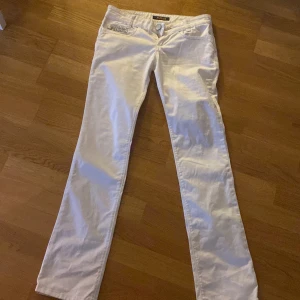 Killah Jeans - använt max 2-3 gånger. Har inga defekter. Dom är bootcut och lågmidjade. Köparna står för frakten och pris kan diskuteras🫶🏼