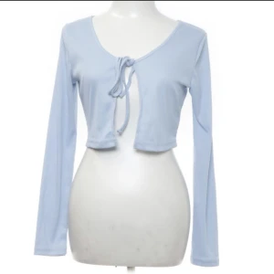 Tunn blå sommarkofta - Tunn, blå kofta med knyte från Shein. Perfekt till vilken sommarkväll som helst! Säljer då den satt aningen tajt på mig.