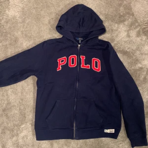 Polo Ralph Lauren zip hoodie - Snygg vintage-aktig Ralph lauren zip som knappast är använd, passar storlek S