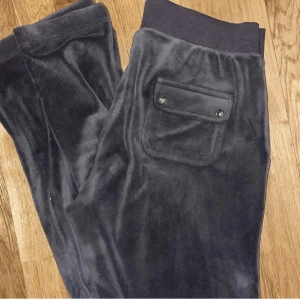 Juicy byxor  - Lägger åter igen upp en annons på mina fina juicy byxor, då dom ej andväns och vill få dom sålda. Jättefint skick och nästan som oanvända, pris kan diskuteras vid snabb affär! Dom är storlek L men mer som än M