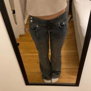 Lågmidjade jeans från weekday i modellen millenial, utan bakfickor och snygg detalj på framsidan. 