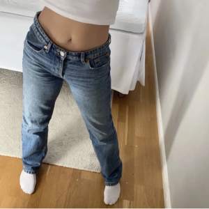 Säljer mina zara jeans i storlek 34, midwaist🤗