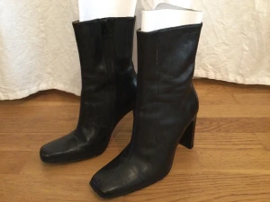 Stövletter, boots. - Ten Points, Stövletter modell med smala vrister. Sparsamt använda. Stl 38 (ny pris 1750kr).