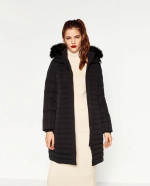 Zara dunjacka vinterjacka - ZARA dark blue puffer coat. It gives a really good protection from the wind. Detachable hood with faux fur. Zipper could be replace as it sometimes won't go up or down. Size M  Pick up available in Kungsholmen  Please check out my other items! :) 