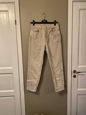 gina tricot jeans - begagnade beiga gina jeans  vid intresse kan fler bilder skickas 