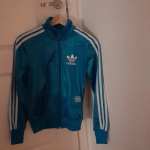 Blå träningsjacka - Blå träningsjacka från Adidas