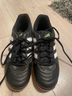 Fotbolls skor  - Helt nya stolek 39 säljes pga kommer ej till användning.pris kan diskuteras 