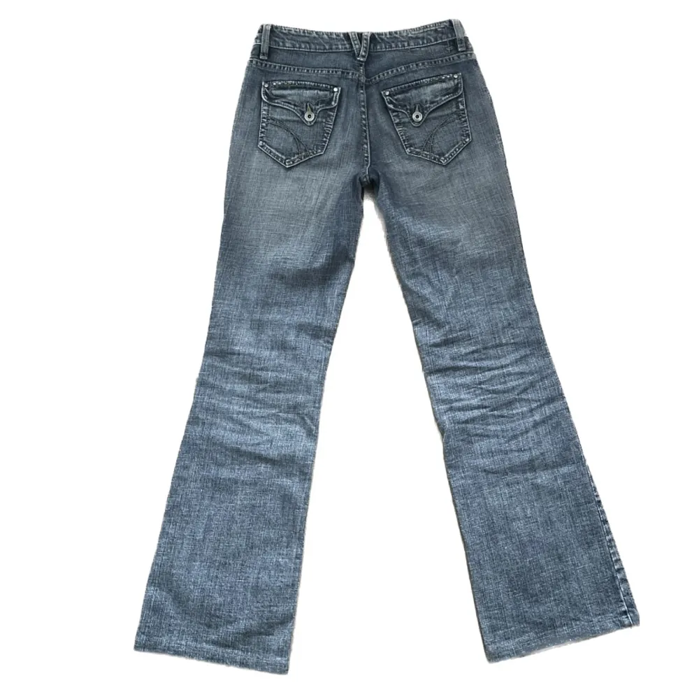 Trendiga mid waist jeans från ESPRIT i strl S. Nästan nyskick då de endast är använda ett fåtal gånger. Midjemått tvärs över: 37cm Längd: 102 cm Innebenslängd: 76 cm ✨Möts upp i Stockholm✨. Jeans & Byxor.