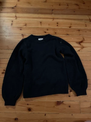 Stickad tröja - Puffig mörkblå stickad tröja. Bra skick. Djur i hemmet.