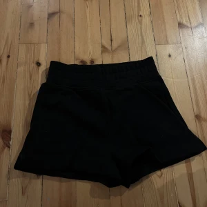 Shorts - Svarta shorts i college tyg. Bra skick. Djur i hemmet.