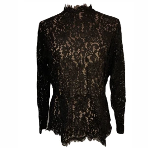 Spets topp - Spets topp som kan användas med både linne under och utan. Linnen kommer med tröjan. 