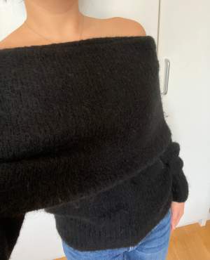 #repost och GRATIS frakt t.om 17/4💕  Tjock stickad Off shoulder tröja. Använd en gång men kommer inte till användning. Stl XS men passar S också. Skriv eller köp direkt💕💕