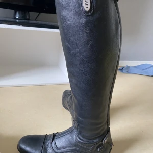 Crw stövlar i bra skick! - Hej jag säljer mina stövlar i strl 38 då jag har slutat rida. Dem är i bra skick bara en defekt på en av stövlarnas topp ( fråga för bild ) 