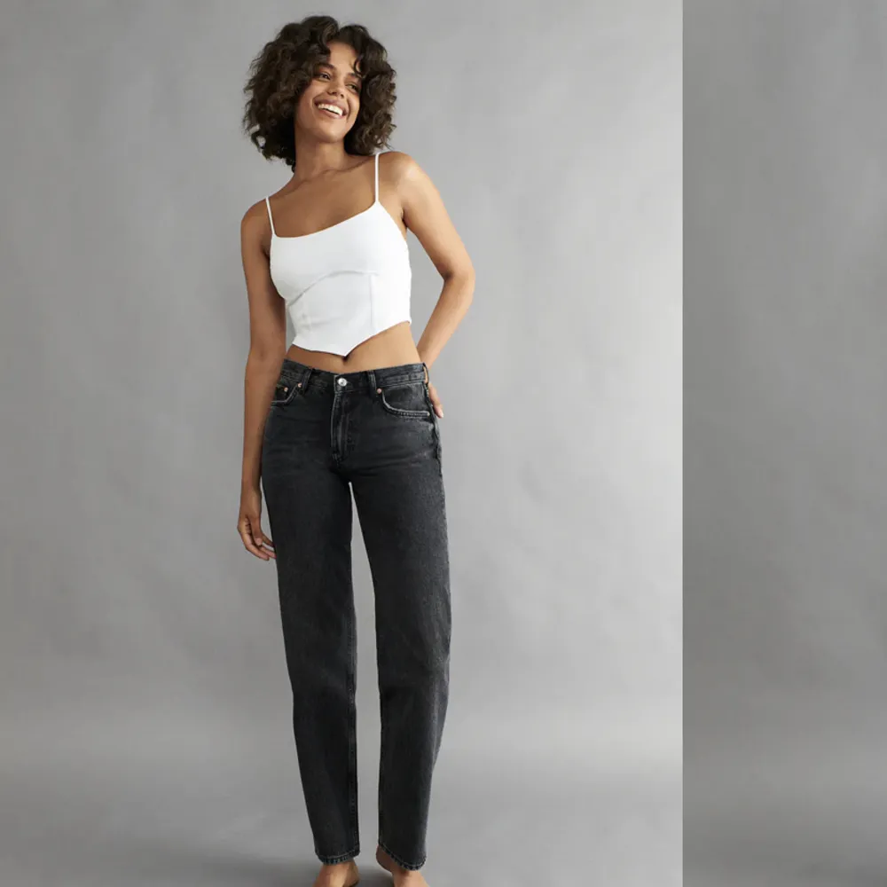 Säljer dessa jättefina jeans från Gina tricot. Använda ett fåtal gånger och är som i nyskick. Dem är storlek 32 och säljer då dem har blivit för små.  Midrise i midjan. Köptes för 500kr men säljer för 200kr❤️. Jeans & Byxor.