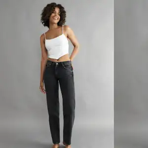 Säljer dessa jättefina jeans från Gina tricot. Använda ett fåtal gånger och är som i nyskick. Dem är storlek 32 och säljer då dem har blivit för små.  Midrise i midjan. Köptes för 500kr men säljer för 200kr❤️