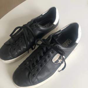 Svarta Karl Lagerfeld sneakers