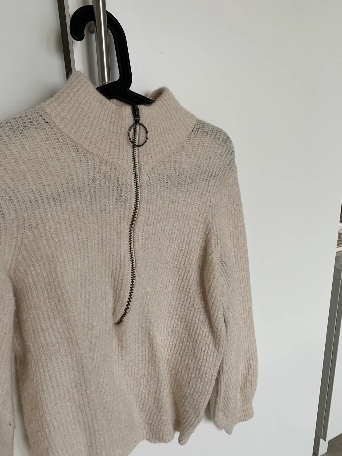 Stickad tröja med dragkedja 