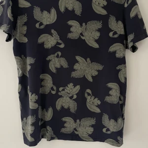 T-shirt  - T-shirt använd men i fräscht skick 