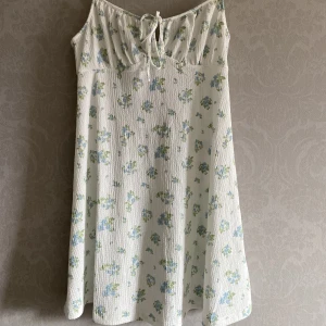Sommarklänning  - Vit sommarklänning med blåa blommor på🌸 Aldrig använd, prislapp finns kvar