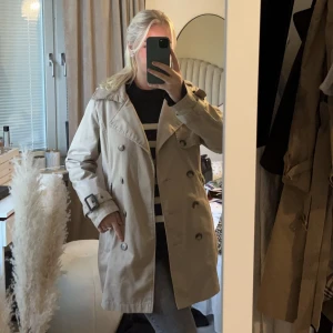 Kortare trenchcoat  - Från Kappahl 