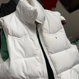 Vit boomerang väst - Helvit boomerang dunväst size M men närmare s, perfekt till våren