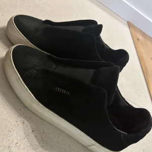 Axel Arigato  - Säljer dessa eftersom att jag har skaffat mig ett par nya. Inga skador.Nypriset är 2350. Har även kartong,väska och kvitto till.