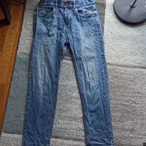 Storlek 164, lite av tunnare jeans, från Lindex.