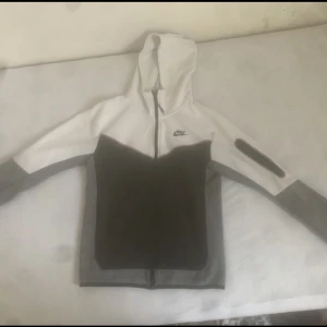 Nike theeck kofta - Slut såld används i cirka 6 månader och säljer den för den har blivit för liten för mig 