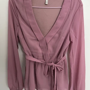 Fin chiffong blus - Fin rosalila chiffongblus, omlott med snörning i midjan!